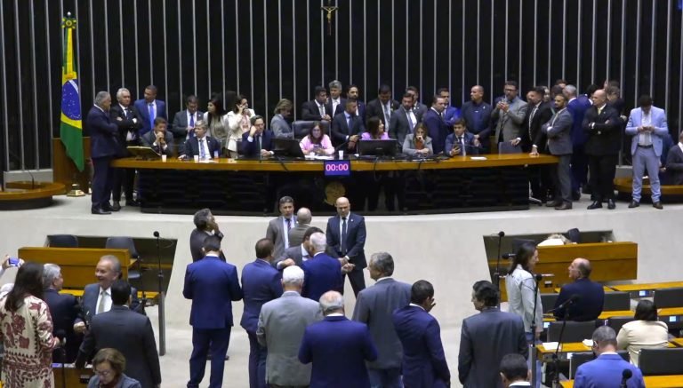 Colégio de Líderes decide realizar sessão do Plenário nesta noite