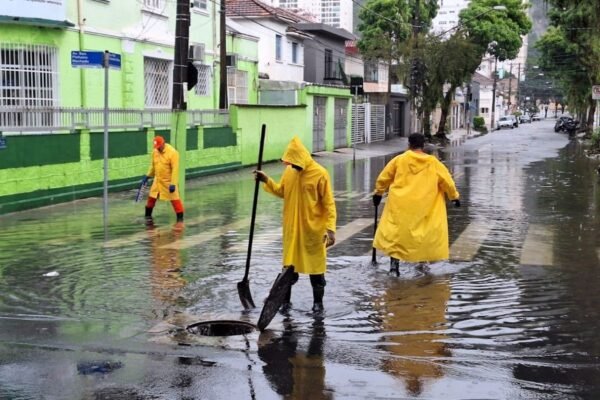 Mais de 1,3 profissionais atuam na operação de rescaldo após chuva que superou a média histórica em Santos