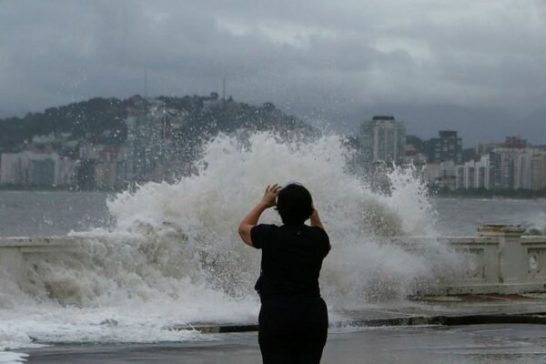 Santos, SP, terá nova frente fria com chuva e maré alta; veja a previsão