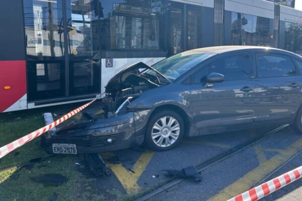 Motorista bate em trem do VLT em movimento em Santos, SP Motorista bate em trem do VLT em movimento em Santos, SP