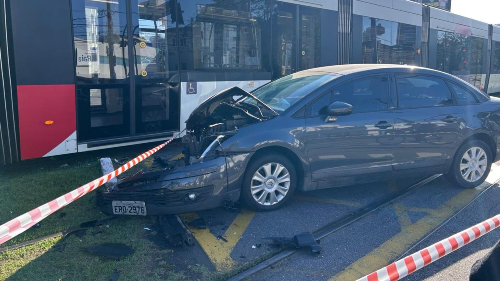 Motorista bate em trem do VLT em movimento em Santos, SP