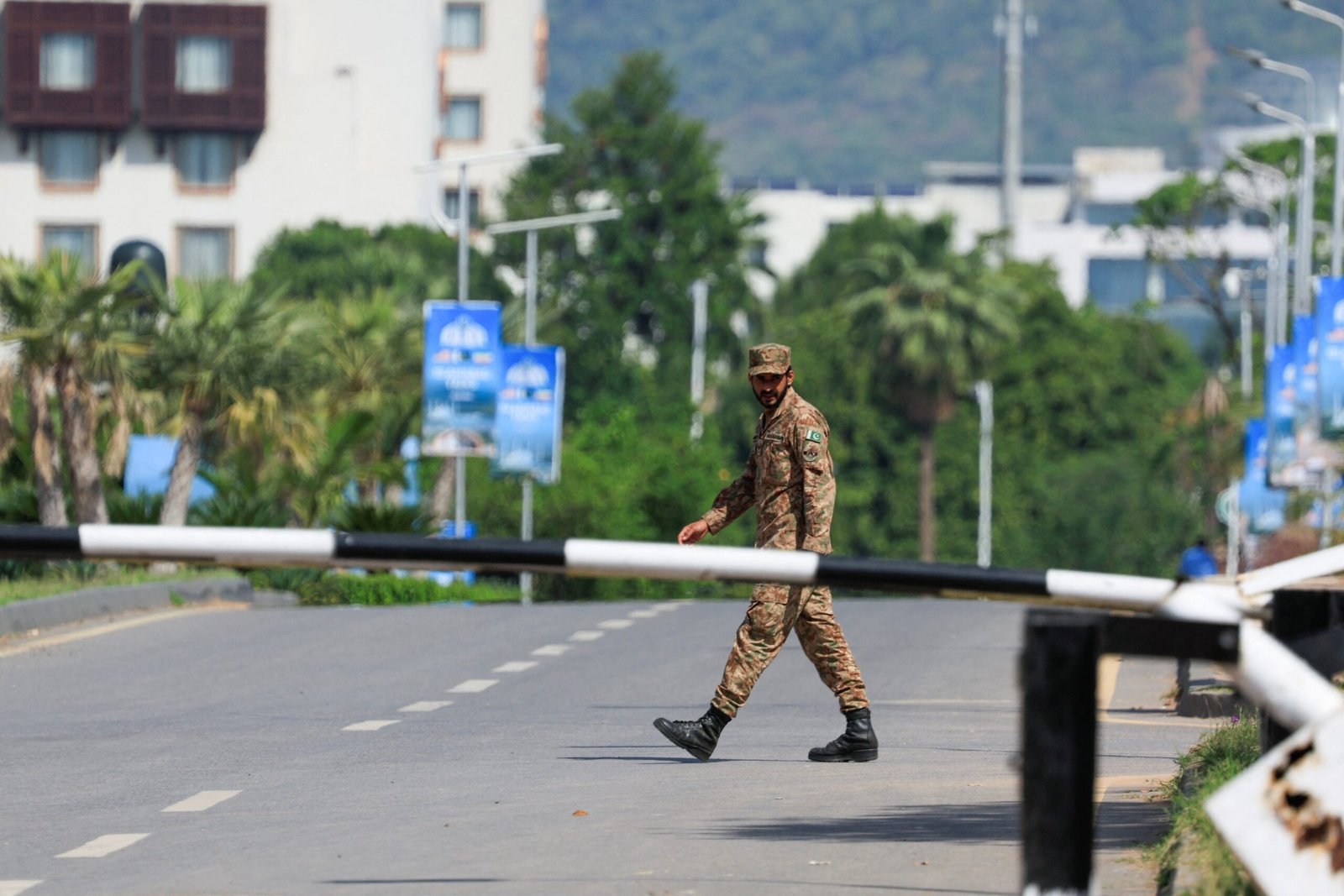 Trump estende o cessar-fogo com o Irã e mantém bloqueio marítimo no Estreito de Ormuz; viagem de J.D. Vance ao Paquistão é adiada