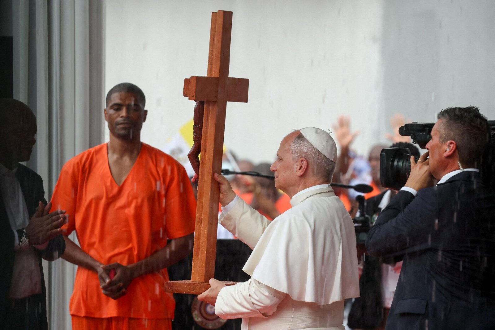 Papa visita prisão na África e ouve gritos de ‘liberdade’: Guiné Equatorial fechou acordo com Trump para receber imigrantes deportados