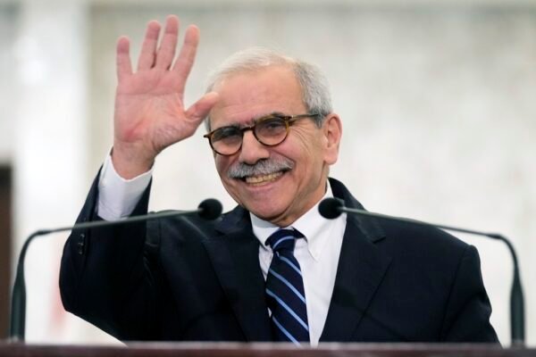 Líbano não busca confronto com Hezbollah, mas não será intimidado, diz premiê