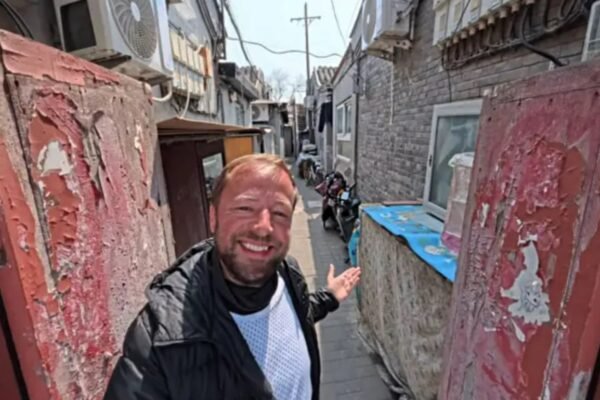 Brasileiro mostra como é morar em favela chinesa pagando R$ 30 de aluguel: ‘Minha viagem nunca acabou’