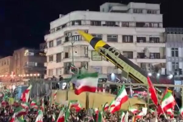 Irã exibe mísseis balísticos em desfile militar no mesmo dia em que Trump anuncia cessar-fogo