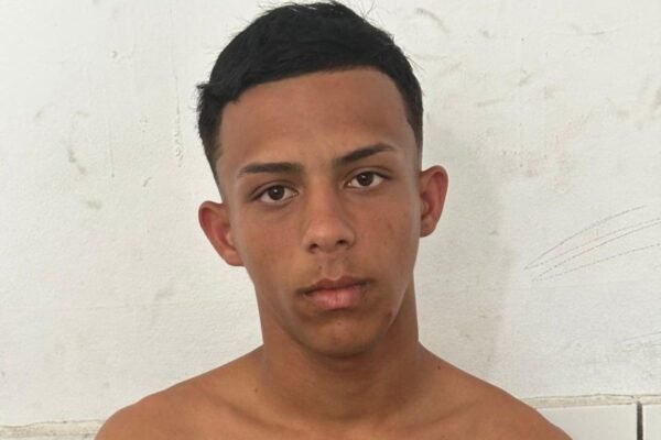 Jovem é preso após chutar mãe e arremessar 5 litros de óleo sobre ela no litoral de SP