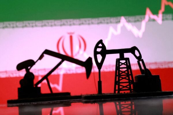 Petróleo sobe mais de 3% após escalada do conflito entre EUA e Irã e novo fechamento do Estreito de Ormuz