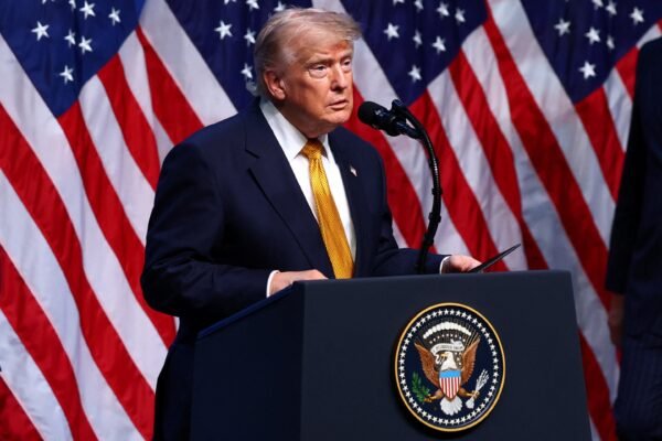 Trump ganhou US$ 1,4 bilhão com criptomoedas e colocou parte do dinheiro em ações e títulos, diz agência