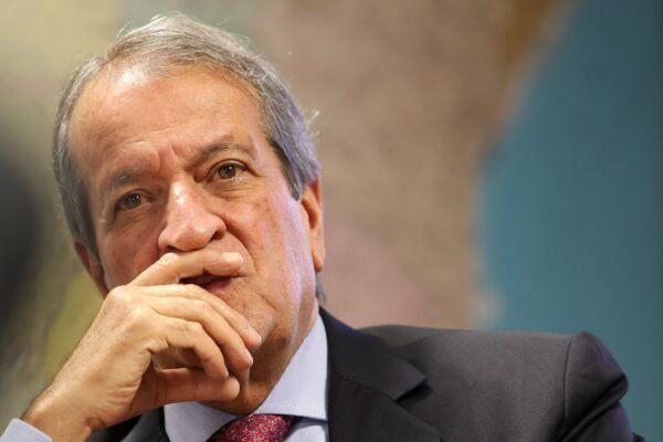 Flávio Bolsonaro defende Valdemar, investigado por desvio de emendas: ‘Saberá dar as respostas’