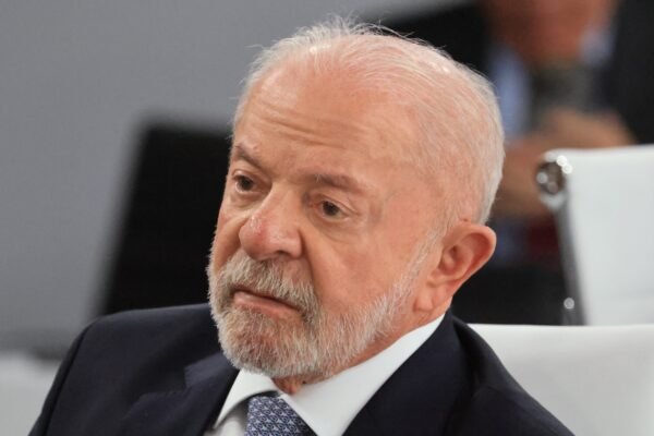 É #FAKE que vídeo mostre chegada de Lula ao Irã para discutir acordo de paz com os EUA; cena foi gravada na Alemanha em abril