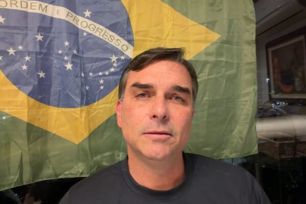 Flávio diz que carta de Bolsonaro foi o quinto recado público do pai e acusa Moraes de interferir na eleição