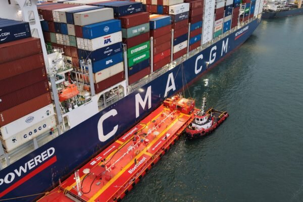Porto de Santos realiza 1º abastecimento de navio porta-contêineres com etanol no Brasil