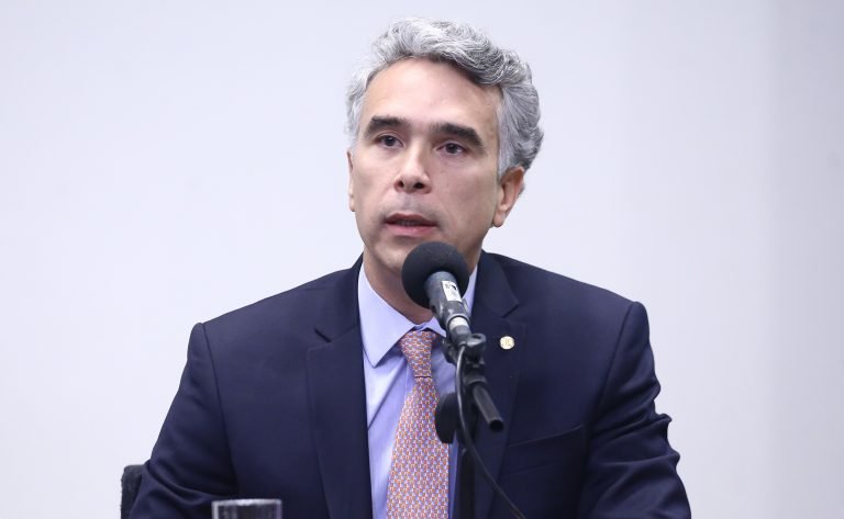 Comissão aprova projeto que permite a terapeutas de alunos autistas usar celular e tablet na escola
