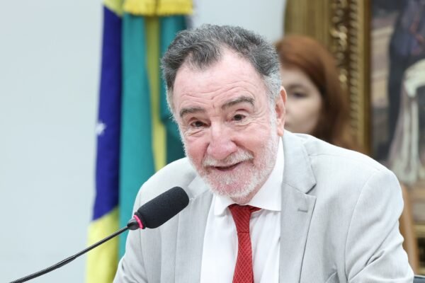 Para ter palanque no 2º maior colégio eleitoral, Lula pode escolher Patrus Ananias como candidato ao governo de MG