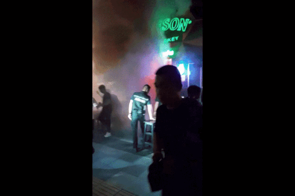 VÍDEO mostra pessoas em fuga e enorme labareda durante incêndio em bar de Bangkok