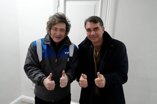 Milei diz que viajará ao Brasil para apoiar a candidatura de Flávio Bolsonaro
