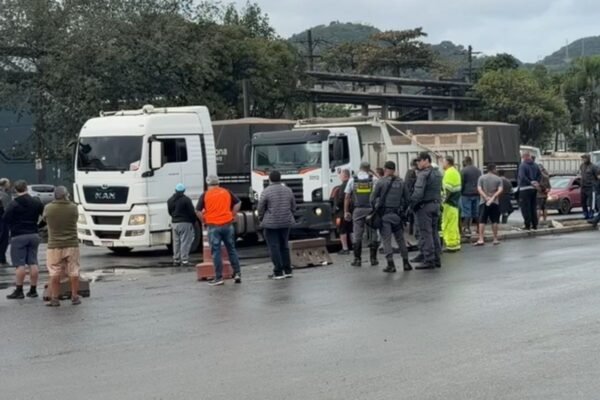 Caminhoneiros fazem paralisação no Porto de Santos por votação da MP do Frete