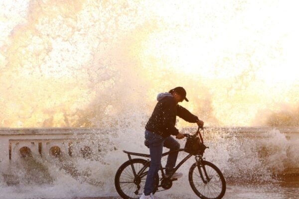 Frente fria derruba temperaturas e coloca litoral de SP em alerta para ressaca; veja a previsão