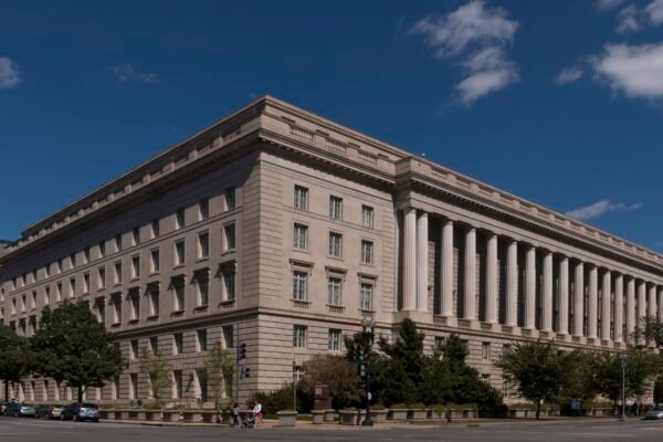 Juíza anula acordo entre Trump e Receita Federal dos EUA que renderia benefícios fiscais ao presidente e o acusa de manipular o judiciário
