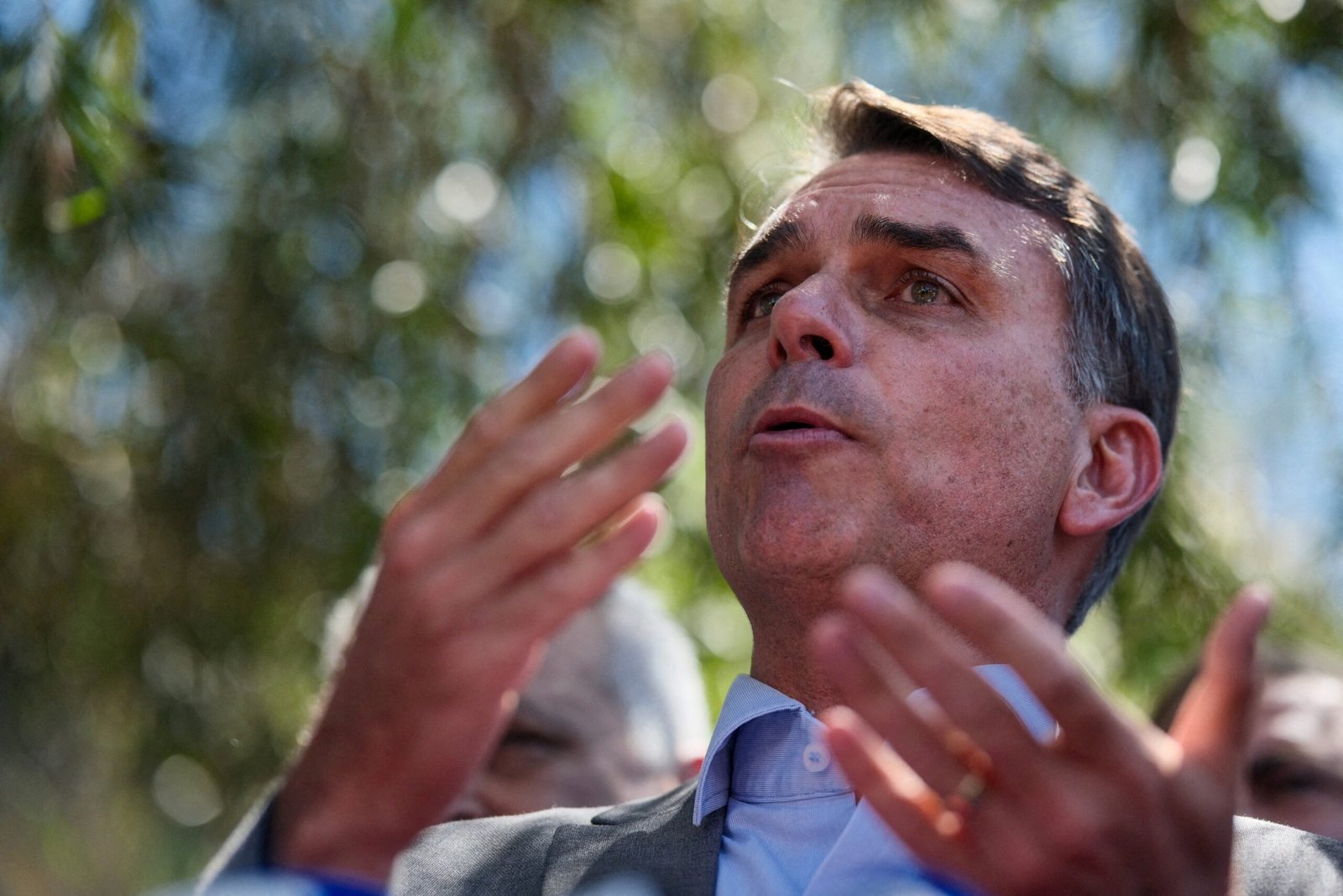 Flávio Bolsonaro volta a falar em ‘redemocratizar’ o Brasil: ‘instituições têm que voltar a ser respeitadas’