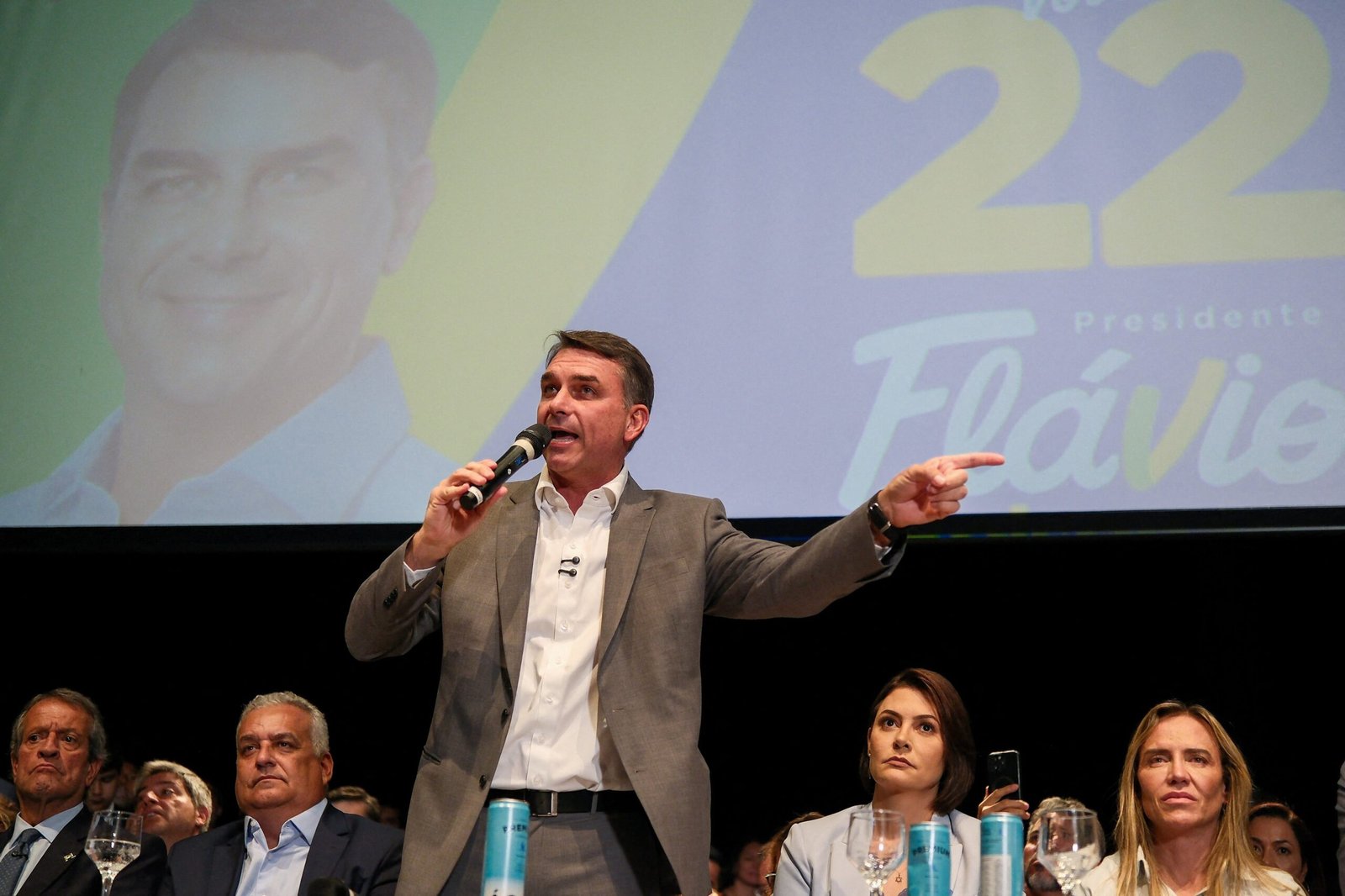 Site oferece criptomoeda a quem divulgar conteúdo que defende voto em Flávio Bolsonaro; lei eleitoral proíbe remuneração por propaganda