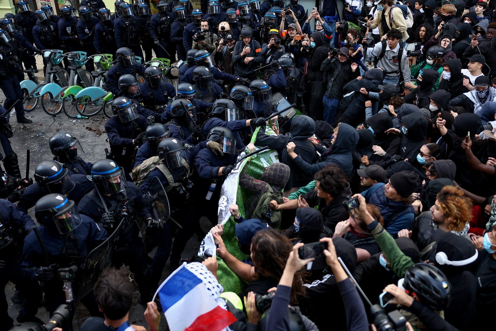 Mandíbula qubrada, perda de visão, mão explodida: violência policial marca terceira semana de protestos na França