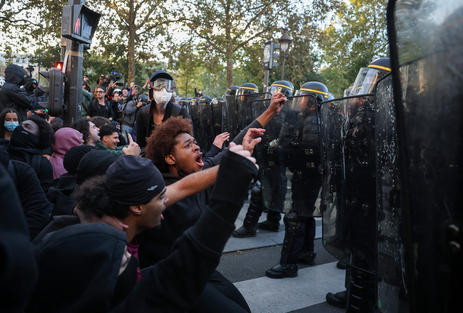 Batalha em Paris: VÍDEO mostra confronto entre policiais e estudantes durante protestos pela educação