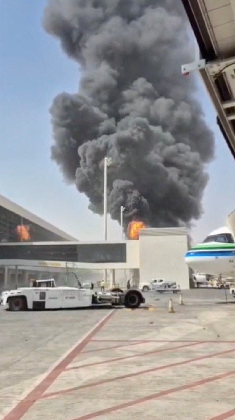 Avião é atingido em ataque na Arábia Saudita; VÍDEO mostra fumaça na pista do aeroporto de Riade