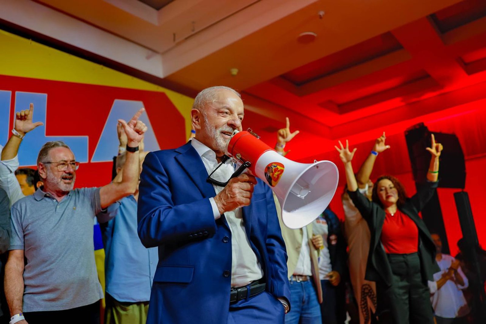 Fã-clubes de artistas pop se mobilizam para reforçar presença de Lula nas redes sociais