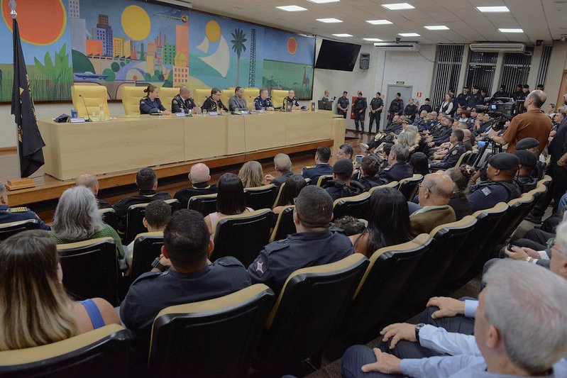 GCMs e representantes da sociedade civil recebem homenagem na Câmara