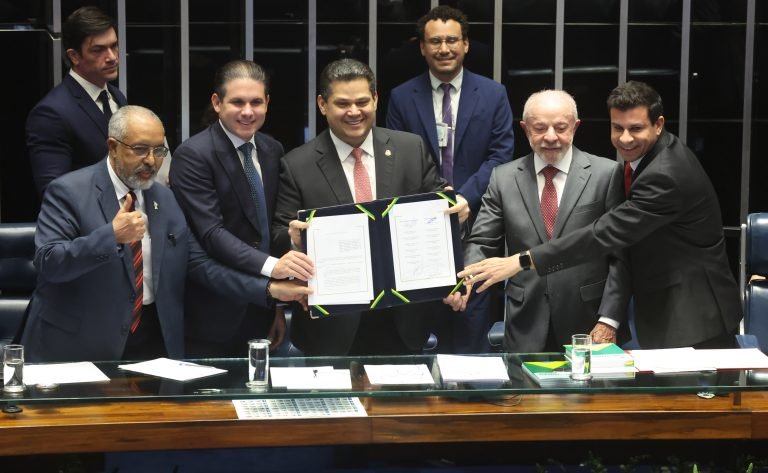Congresso promulga emenda que acaba com escala 6×1 e estabelece jornada máxima de 40 horas semanais