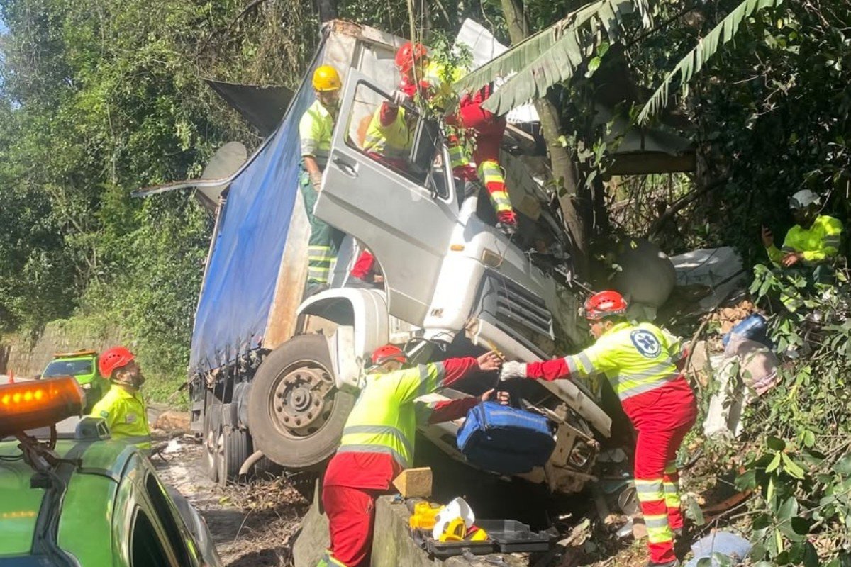 Caminhão perde os freios na descida da Anchieta e motorista joga veículo contra barranco em SP
