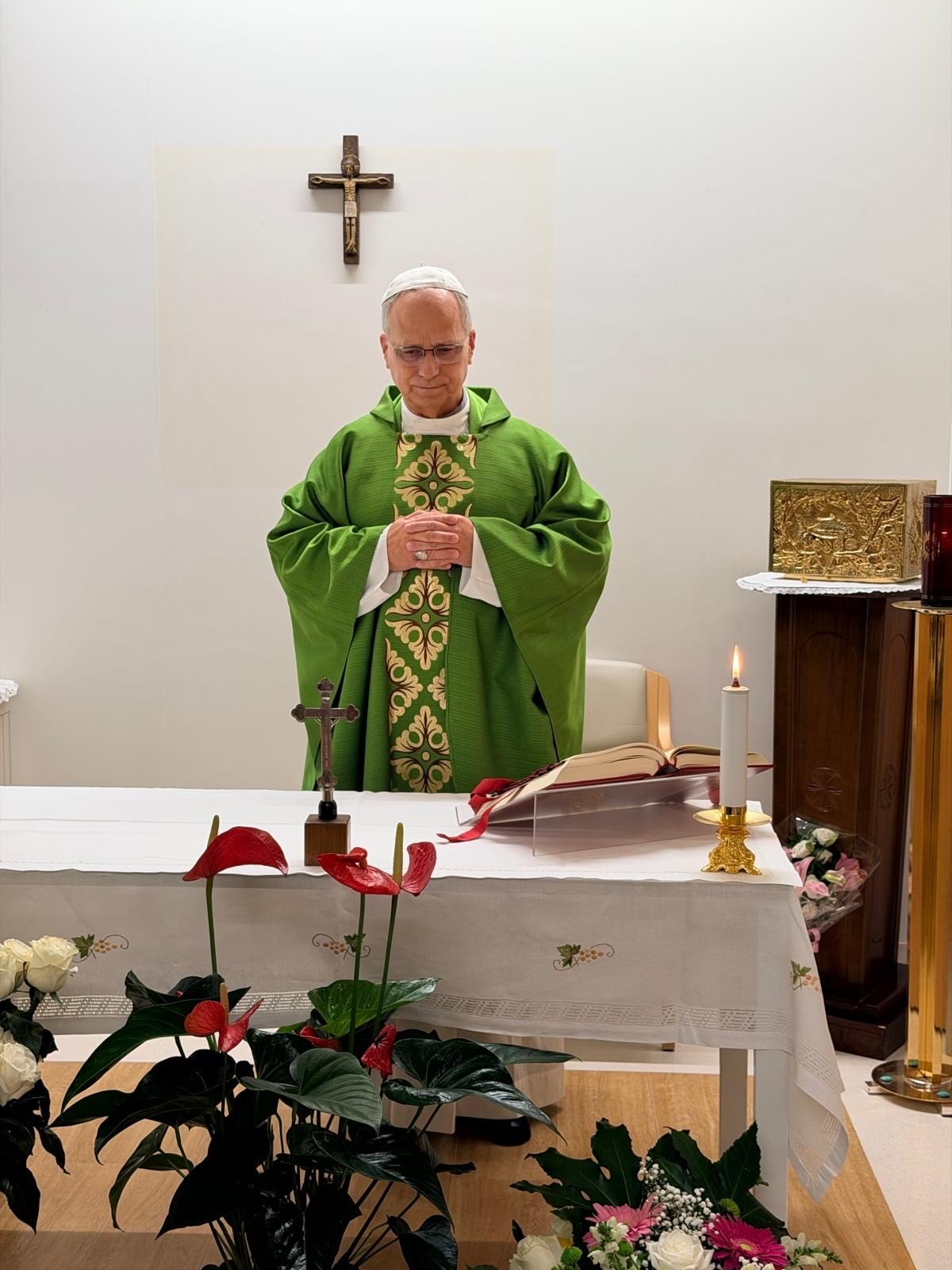 Vaticano divulga primeiras FOTOS de papa Leão XIV após cirurgia para retirada de câncer; VEJA