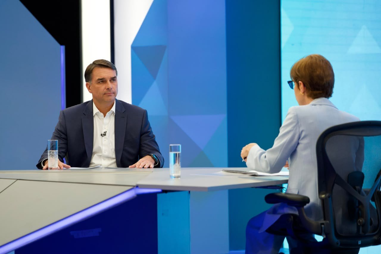 Flávio Bolsonaro diz que ‘contrato não foi cumprido’ ao responder por que pediu R$ 134 milhões a Vorcaro para filme que custou R$ 75 milhões